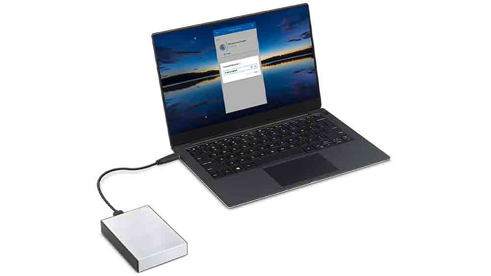 Externí disk Seagate One Touch připojený k notebooku_04