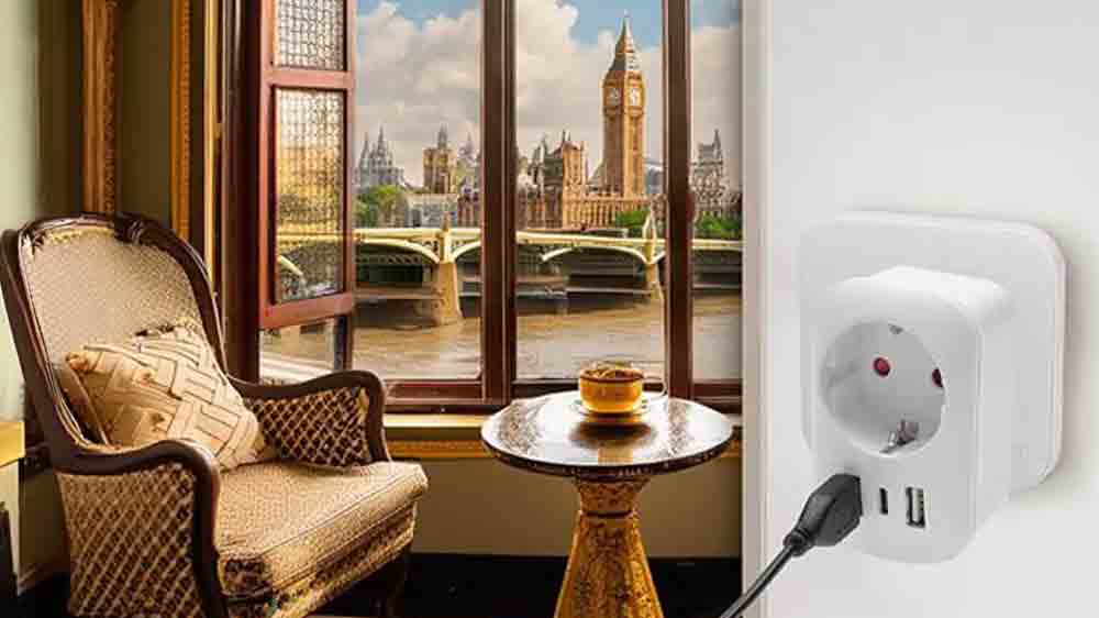 Okno otevřené na Big Ben a v obýváku v cestovním adaptéru zapojený kabel_02