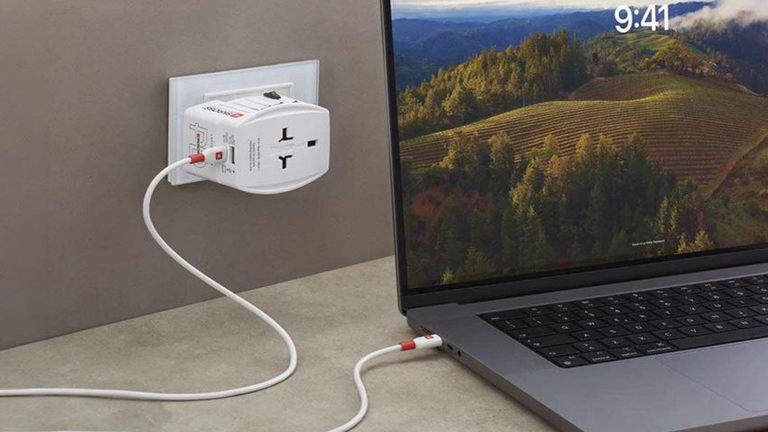 Notebook nab&iacute;jen&yacute; pomoc&iacute; univerz&aacute;ln&iacute;ho cestovn&iacute;ho adapt&eacute;ru Solight