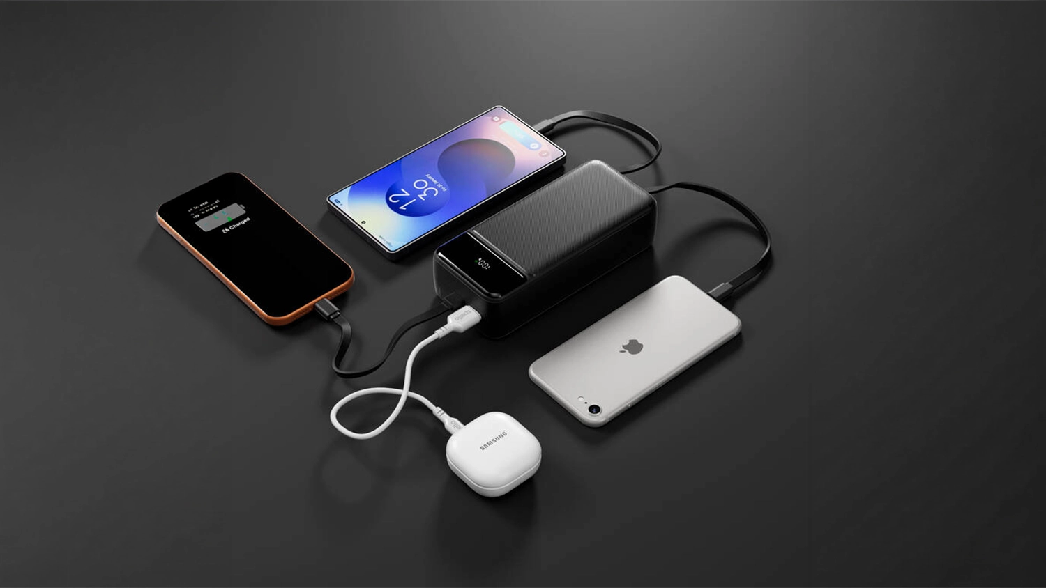 Tři mobiln&iacute; telefony a sluch&aacute;tka zapojen&aacute; do powerbanky Spello SP21 30 000mAh