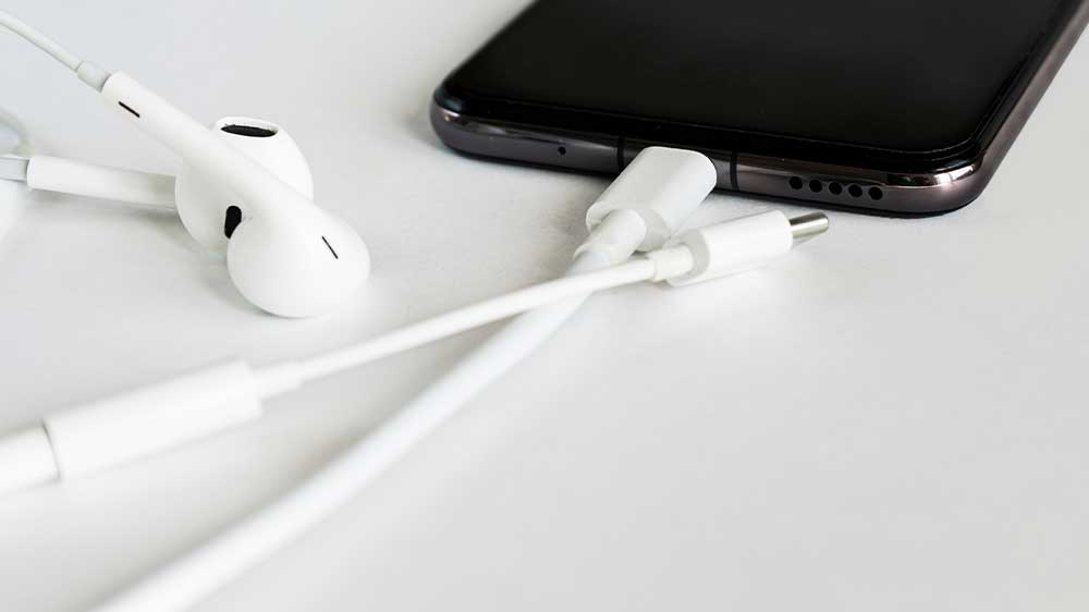 Sluchátka zapojená do telefonu přes USB-C redukci_02