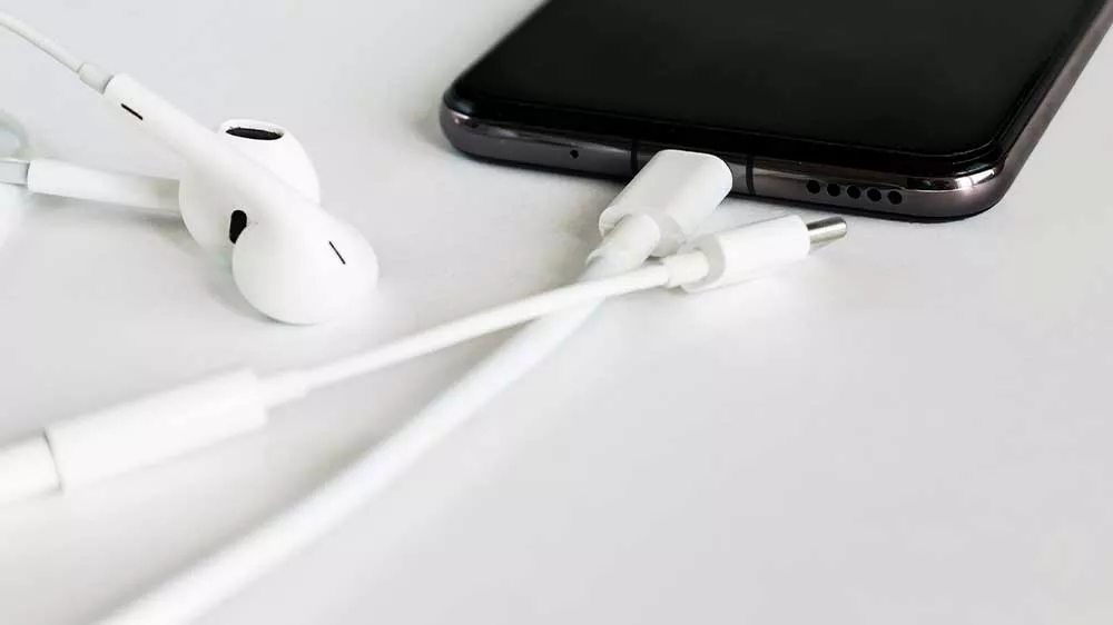 Sluch&aacute;tka zapojen&aacute; do telefonu přes USB-C redukci_02
