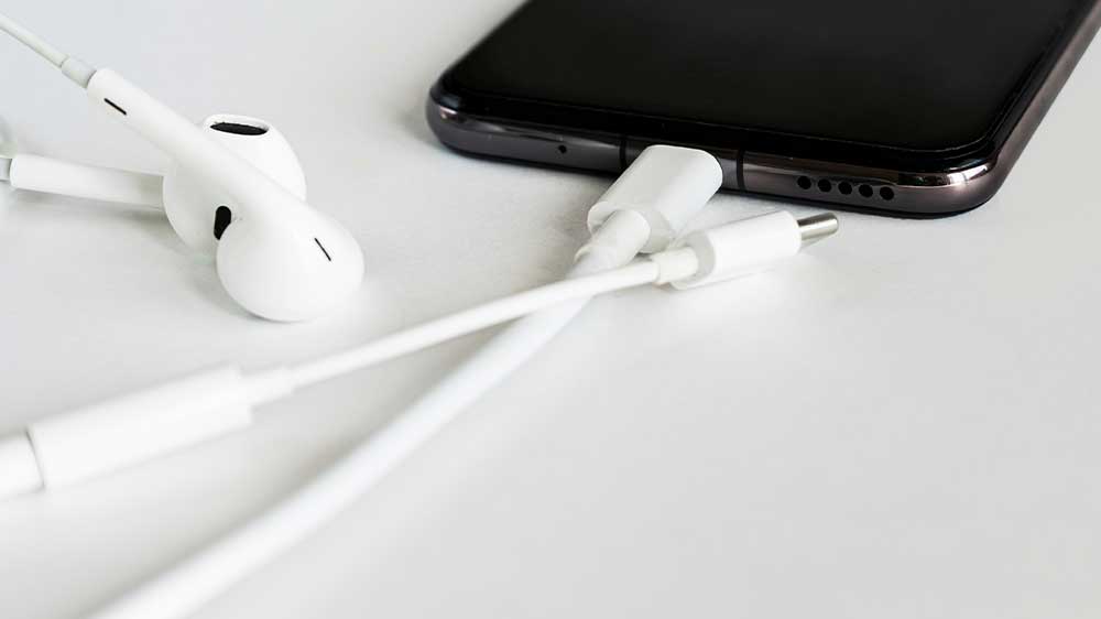 Sluchátka zapojená do telefonu přes USB-C redukci_02
