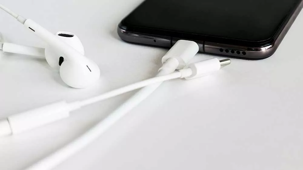 Sluchátka zapojená do telefonu přes USB-C redukci_02