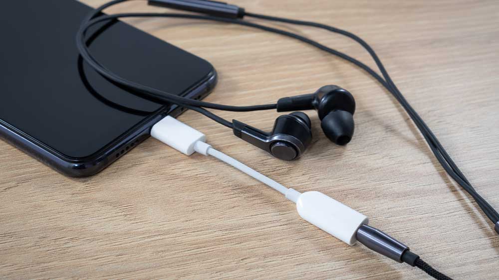 Sluchátka zapojená do telefonu přes USB-C redukci_02
