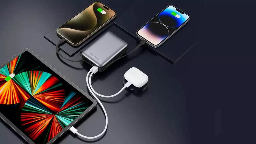 Nab&iacute;jen&iacute; několika zař&iacute;zen&iacute; z powerbanky SWISSTEN_02