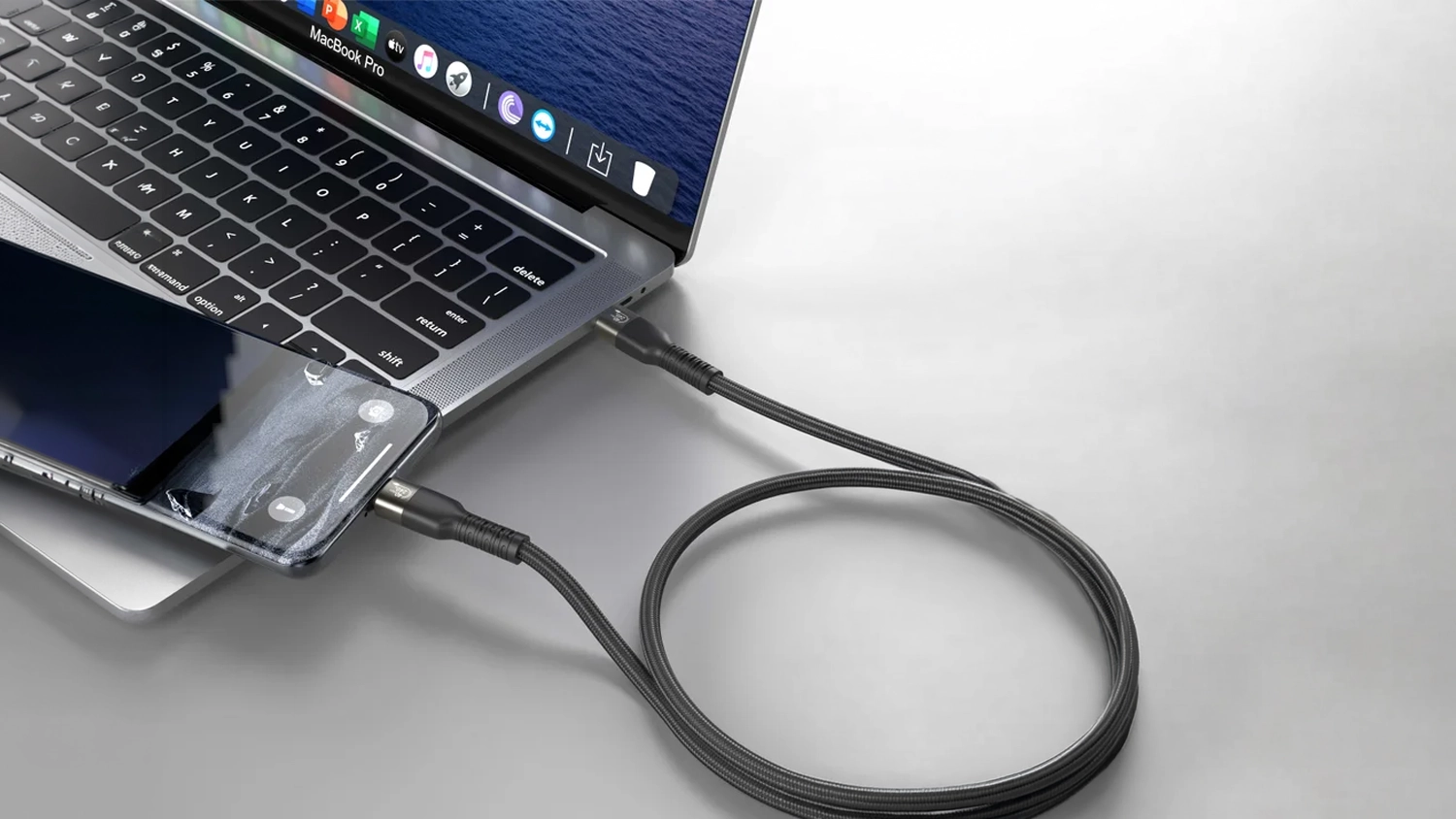 Mobilný telefón pripojený k notebooku pomocou dátového a video USB kábla SWISSTEN