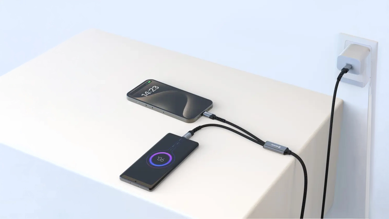 Dva telef&oacute;ny pripojen&eacute; k nab&iacute;jac&iacute;mu k&aacute;blu SWISSTEN 2v1 USB-C