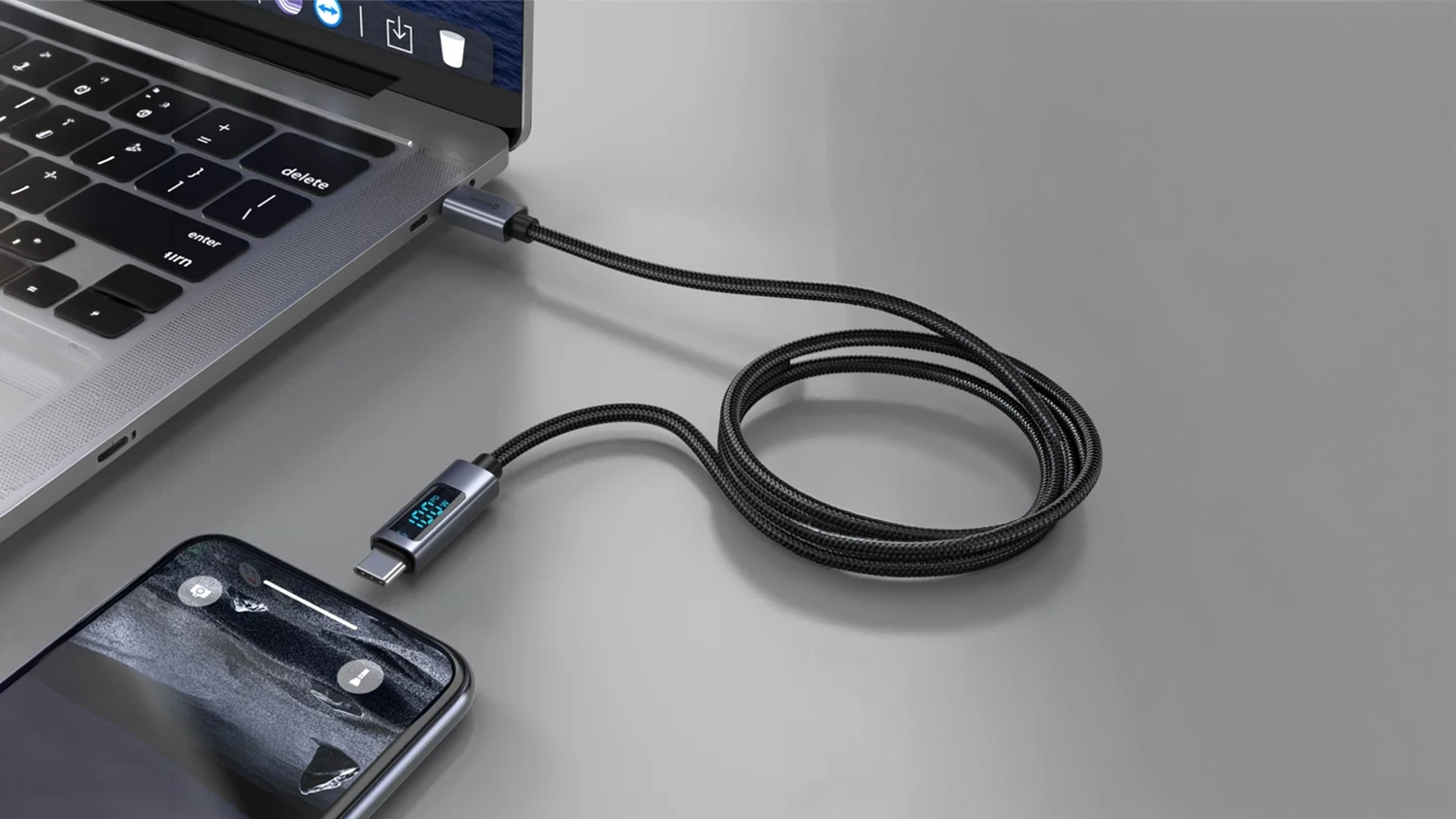 Mobil pripojený k notebooku pomocou USB kábla SWISSTEN LCD