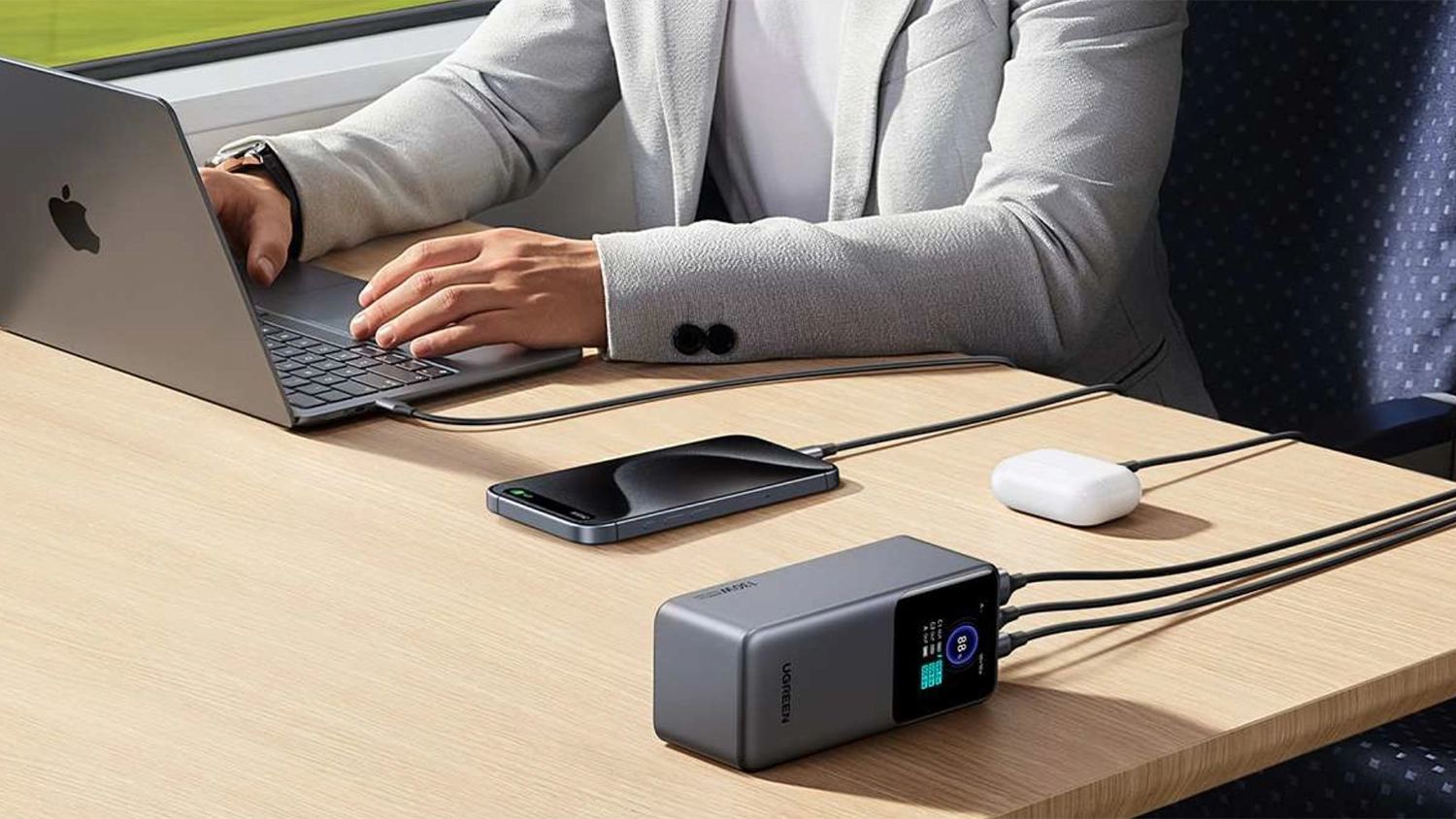Powerbanka Ugreen Quick Charging 130W nab&iacute;jej&iacute;c&iacute; několik zař&iacute;zen&iacute;