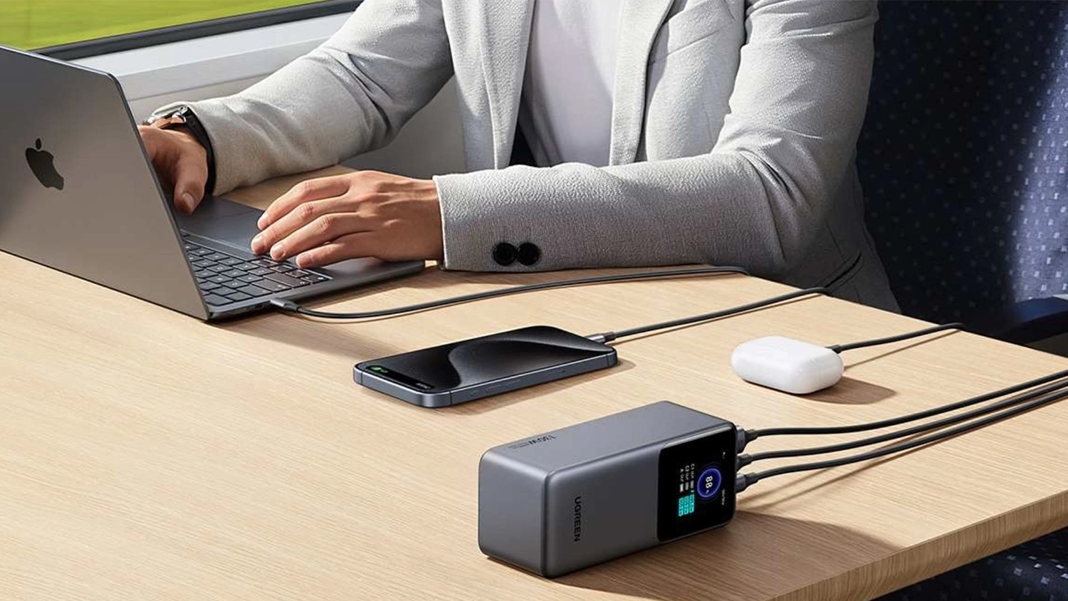 Powerbanka Ugreen Quick Charging nab&iacute;jej&iacute;c&iacute; několik zař&iacute;zen&iacute;