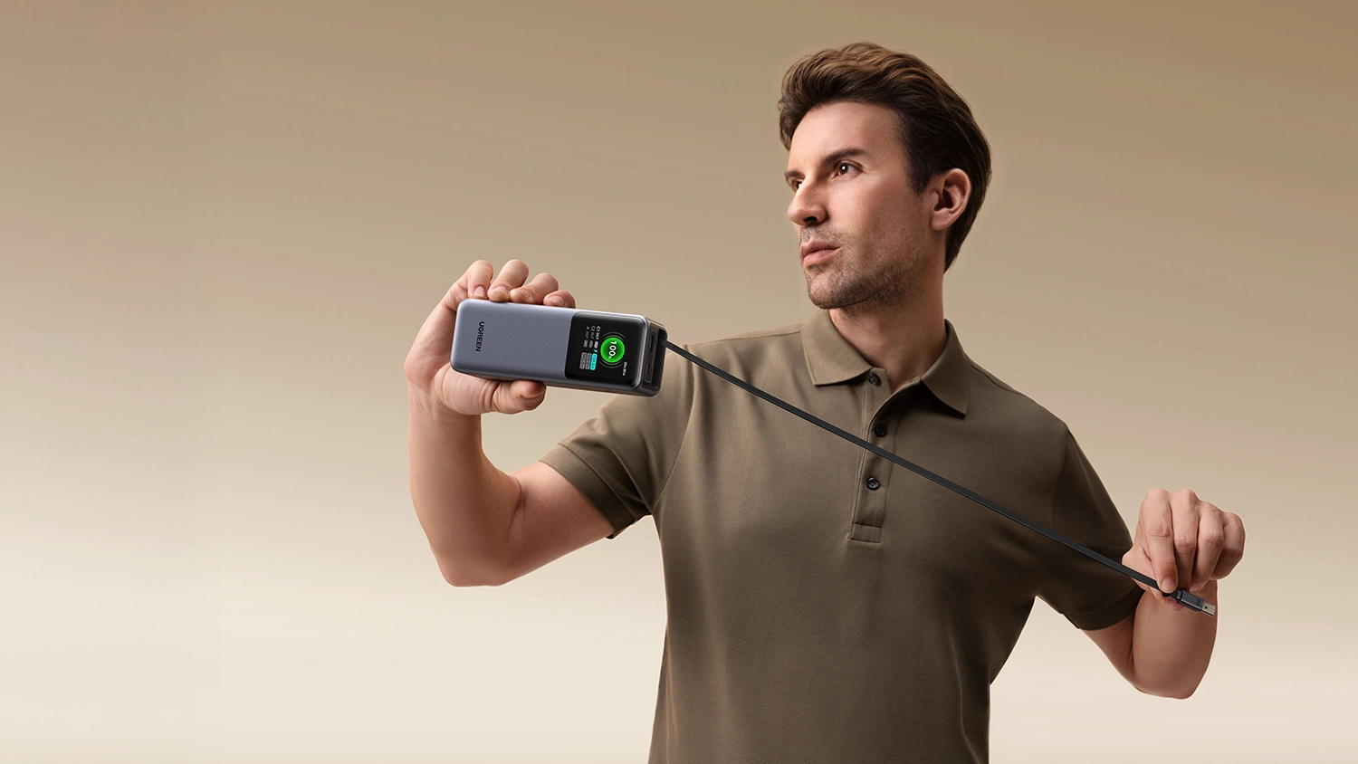 Muž drž&iacute;c&iacute; powebanku Ugreen Quick Charging