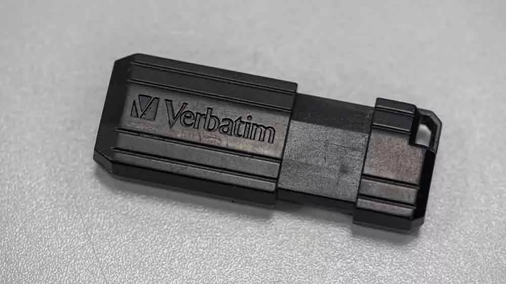 USB flash disk Verbatim so zasunutým konektorom _02