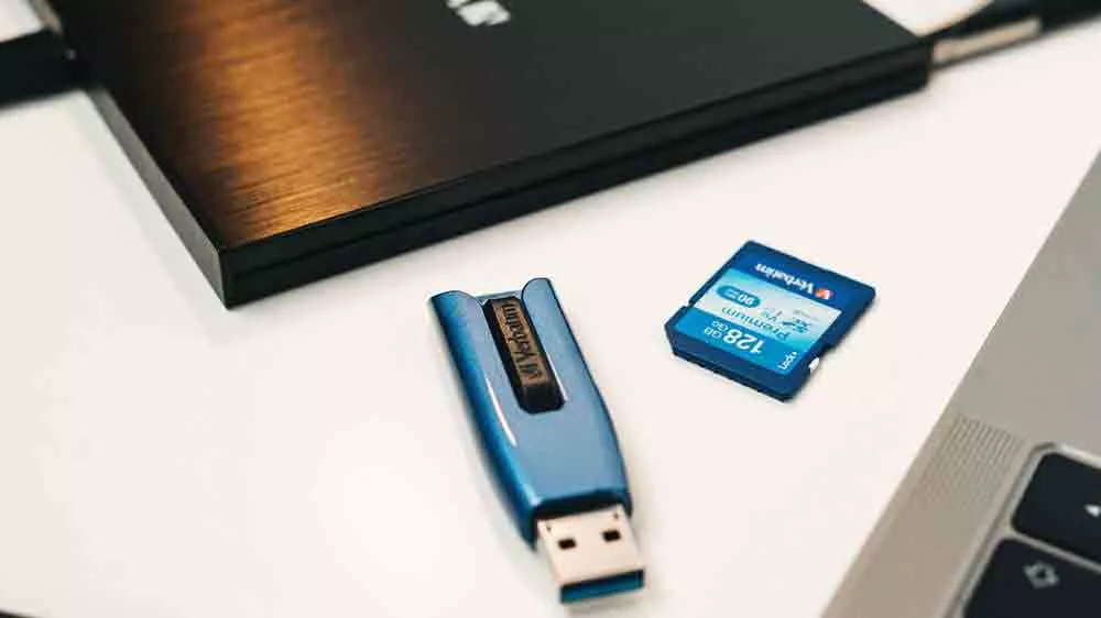 USB flash disk Verbatim 32GB Store 'n' Go V3 Max na stole s notebookem_02