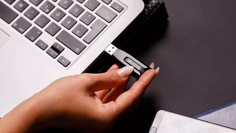 Zasouvání flash disku Verbatim 256 GB USB 3.0 V3 Store'n'Go do notebooku_02