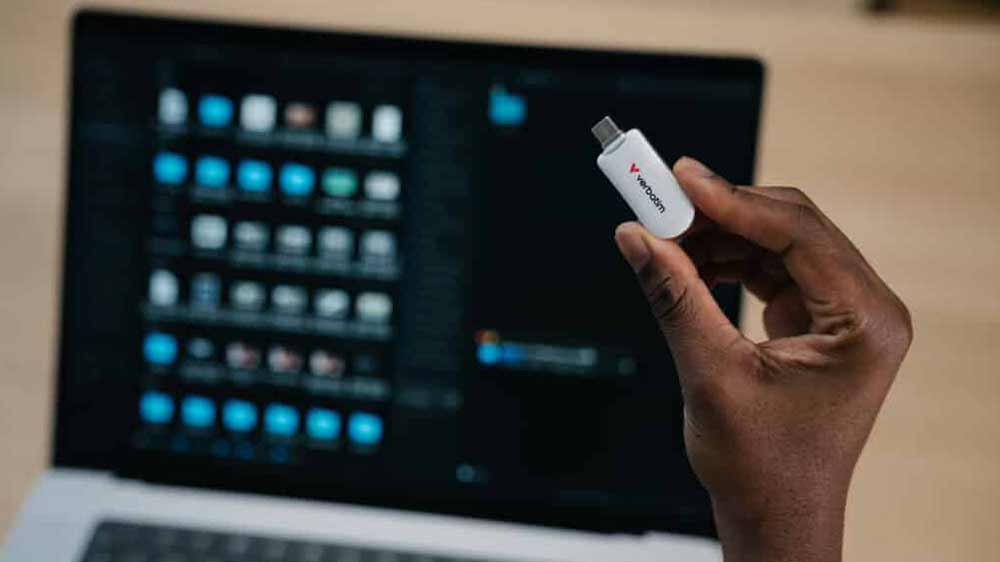 Ruka držící USB Flash disk Verbatim 3.2 G1 128 GB WH_02