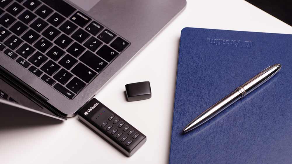 Notebook se zapojeným USB Flash disk 3.1 Verbatim Keypad Secure 32 GB_02