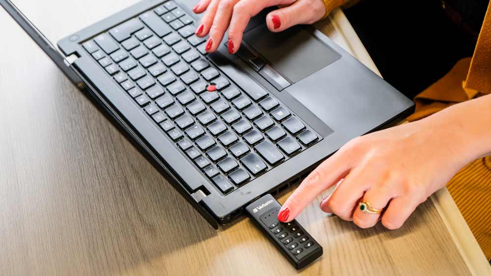 Práce na počítači se zapojeným USB Flash diskem 3.1 Verbatim Keypad Secure 32 GB_03