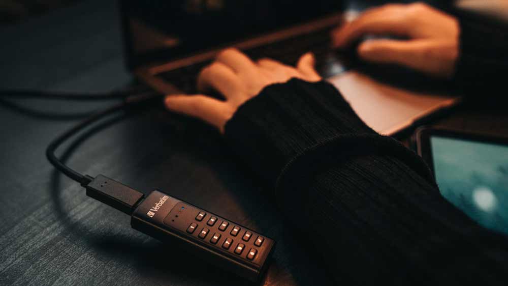 Práce na počítači se zapojeným USB flash diskem 3.0 Verbatim Keypad Secure 128 GB_02