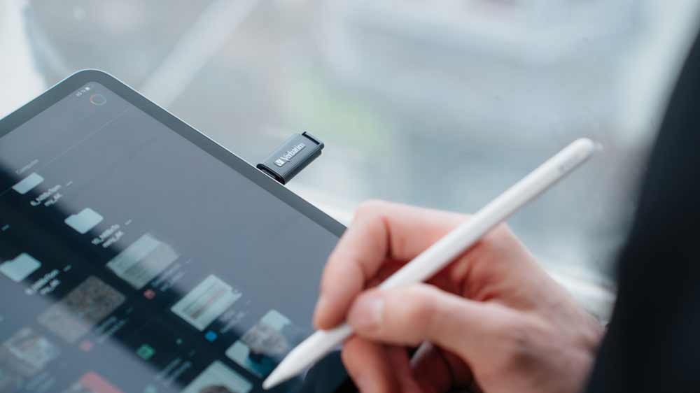 Práce na tabletu s USB Flash diskem 3.2 Gen 1 Store 'n' Go Verbatim 128 GB_02