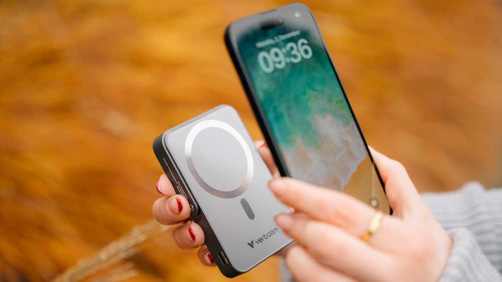 Žena nabíjí svůj telefon přes powerbanku Verbatim_02