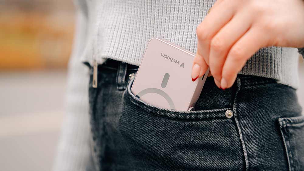 Powerbanka Verbatim v kapse ženy_04