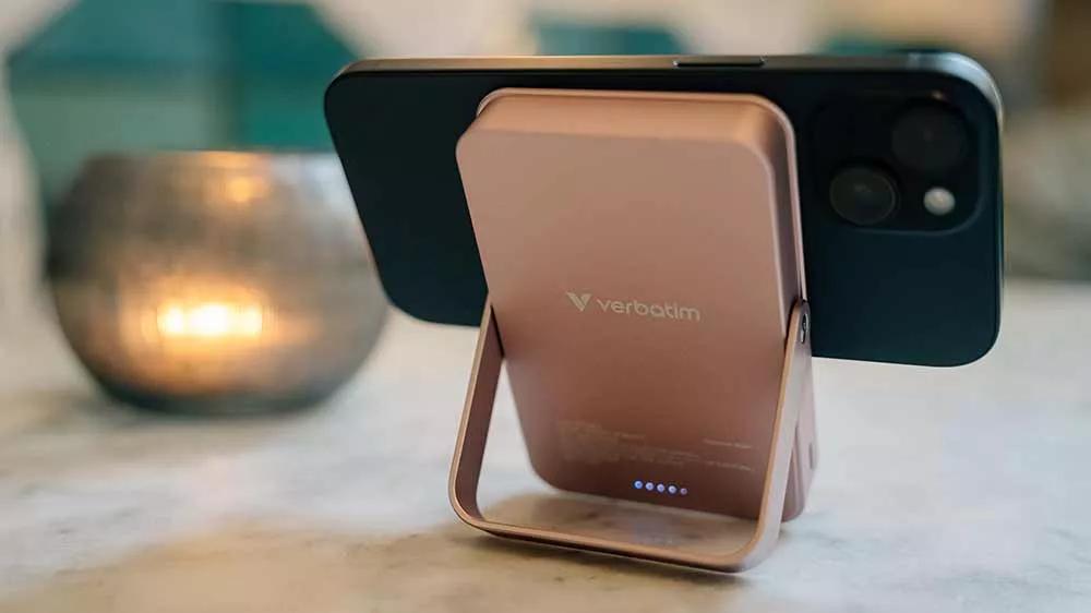 Telefon se nabíjí z powerbanky Verbatim Charge 'n' Go se stojánkem_02