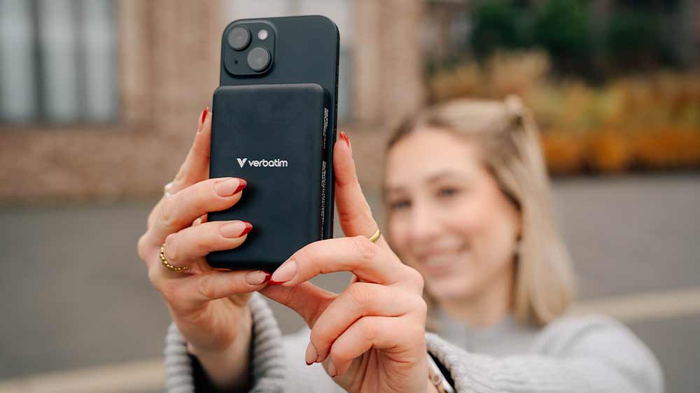Dívka se fotí na selfie pomocí telefon s powerbankou Verbatim Charge 'n' Go Essentials_02
