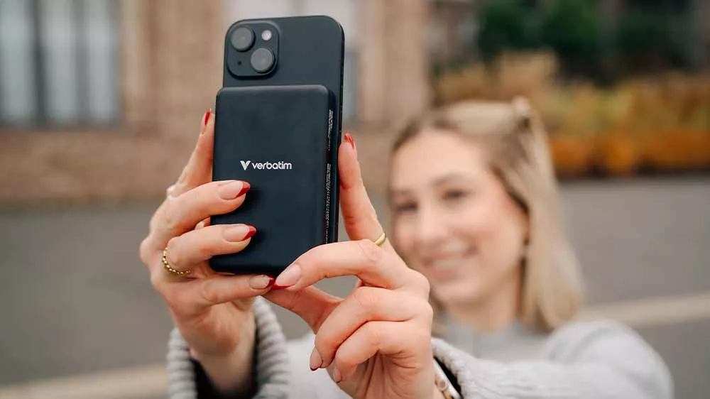 D&iacute;vka se fot&iacute; na selfie pomoc&iacute; telefon s powerbankou Verbatim Charge 'n' Go Essentials_02