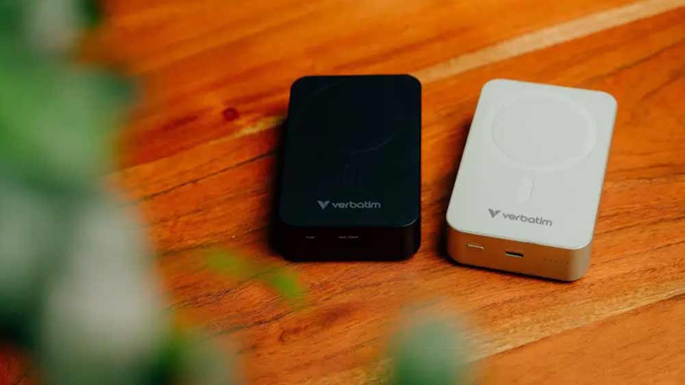 Dvě powerbanky Verbatim Charge 'n' Go Essentials na stole_03