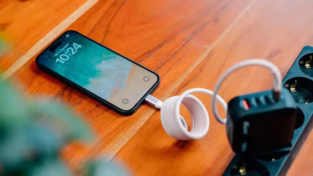 Žena drž&iacute;c&iacute; magnetick&yacute; kabel Verbatim USB-C_02