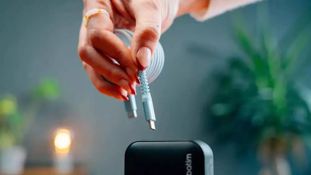 Žena drž&iacute;c&iacute; magnetick&yacute; kabel Verbatim USB-C_02