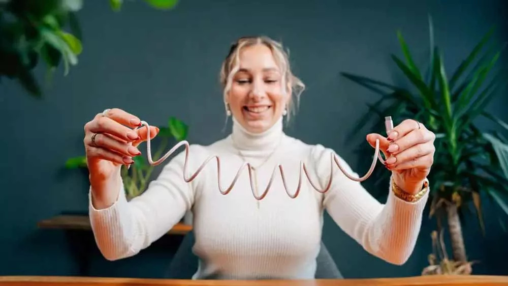 Žena drž&iacute;c&iacute; magnetick&yacute; kabel Verbatim USB-C_02