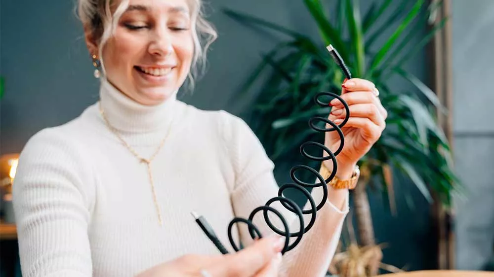 Žena drž&iacute;c&iacute; magnetick&yacute; kabel Verbatim USB-C_02