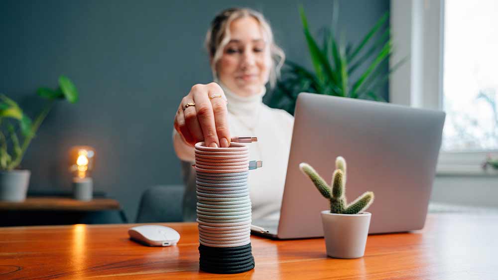 Žena spojující magnetické kabely Verbatim USB-C na sebe_02