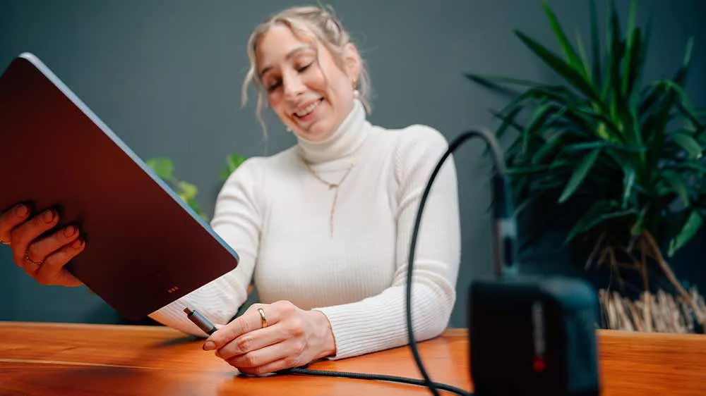 Žena zapojující kabel Verbatim USB-C do tabletu_02