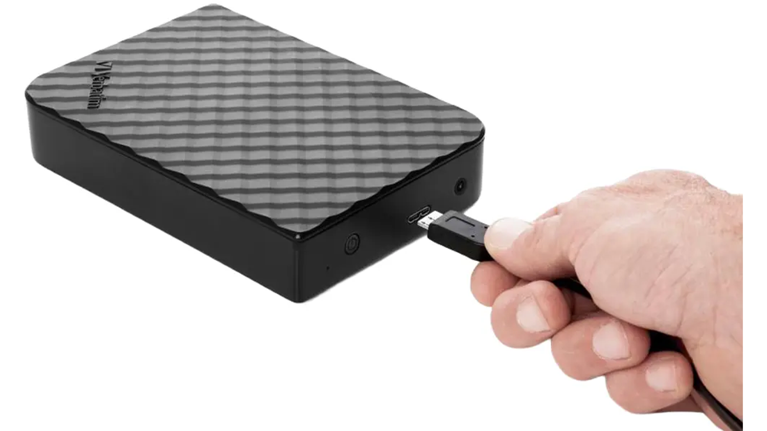 Muž připojuje kabel do HDD Verbatim