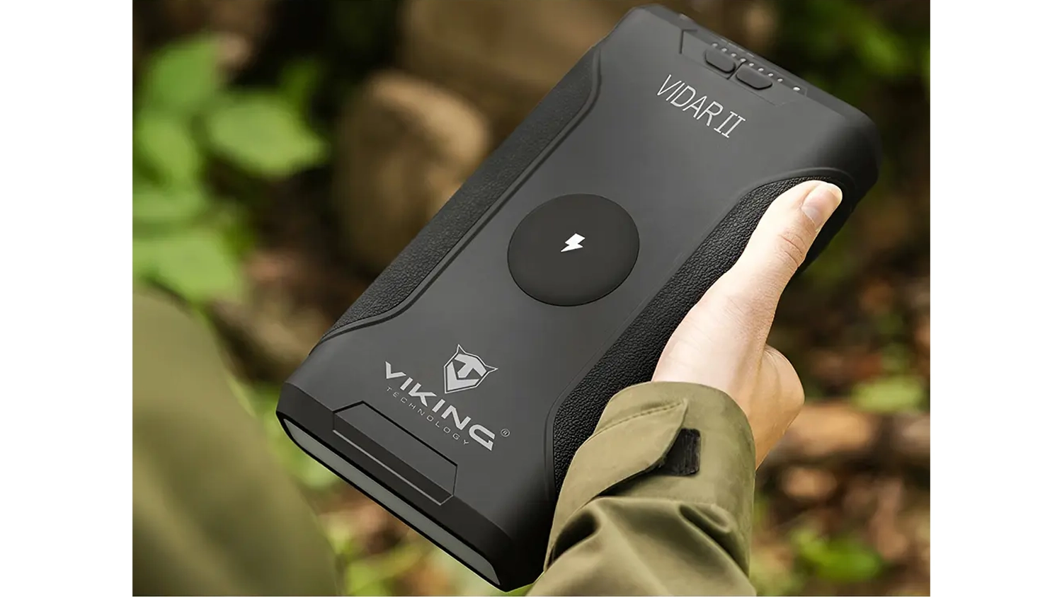 Outdoorová powerbanka Viking VIDAR II v ruce ženy