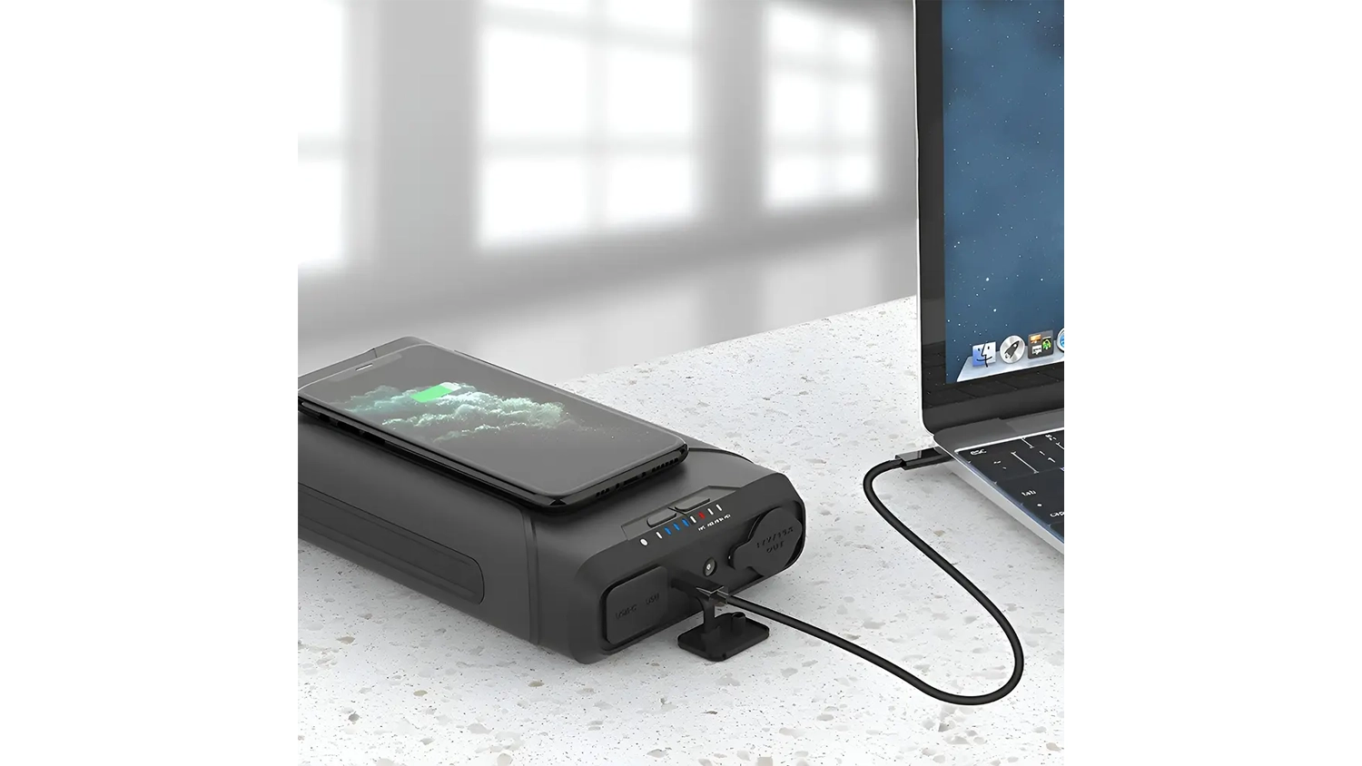 Nabíjení notebooku a telefonu z powerbanky Viking VIDAR II