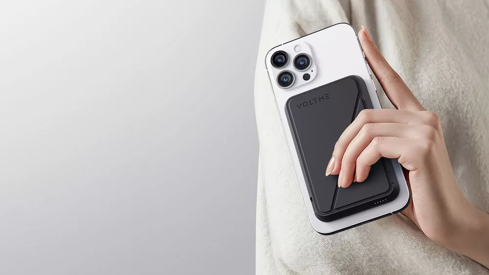 Žena drží telefon s připevněnou powerbankou VOLTME MagPak 5K _02