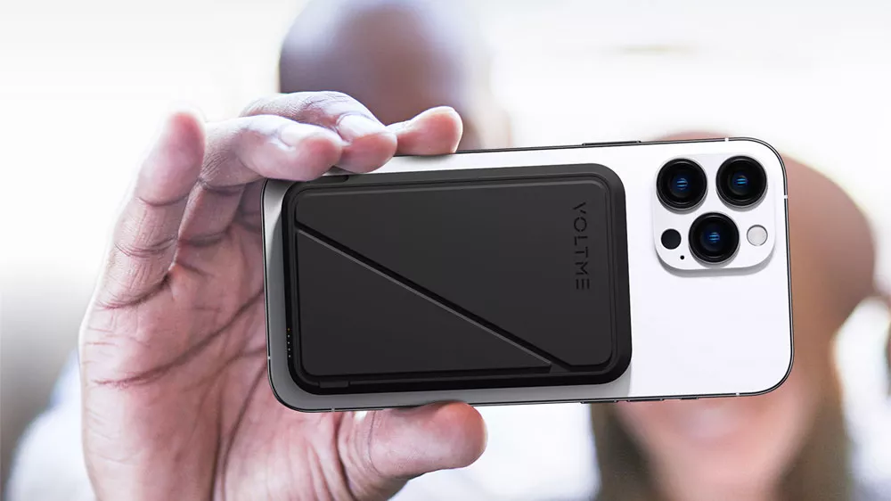 Muž drží telefon s připevněnou powerbankou VOLTME _03