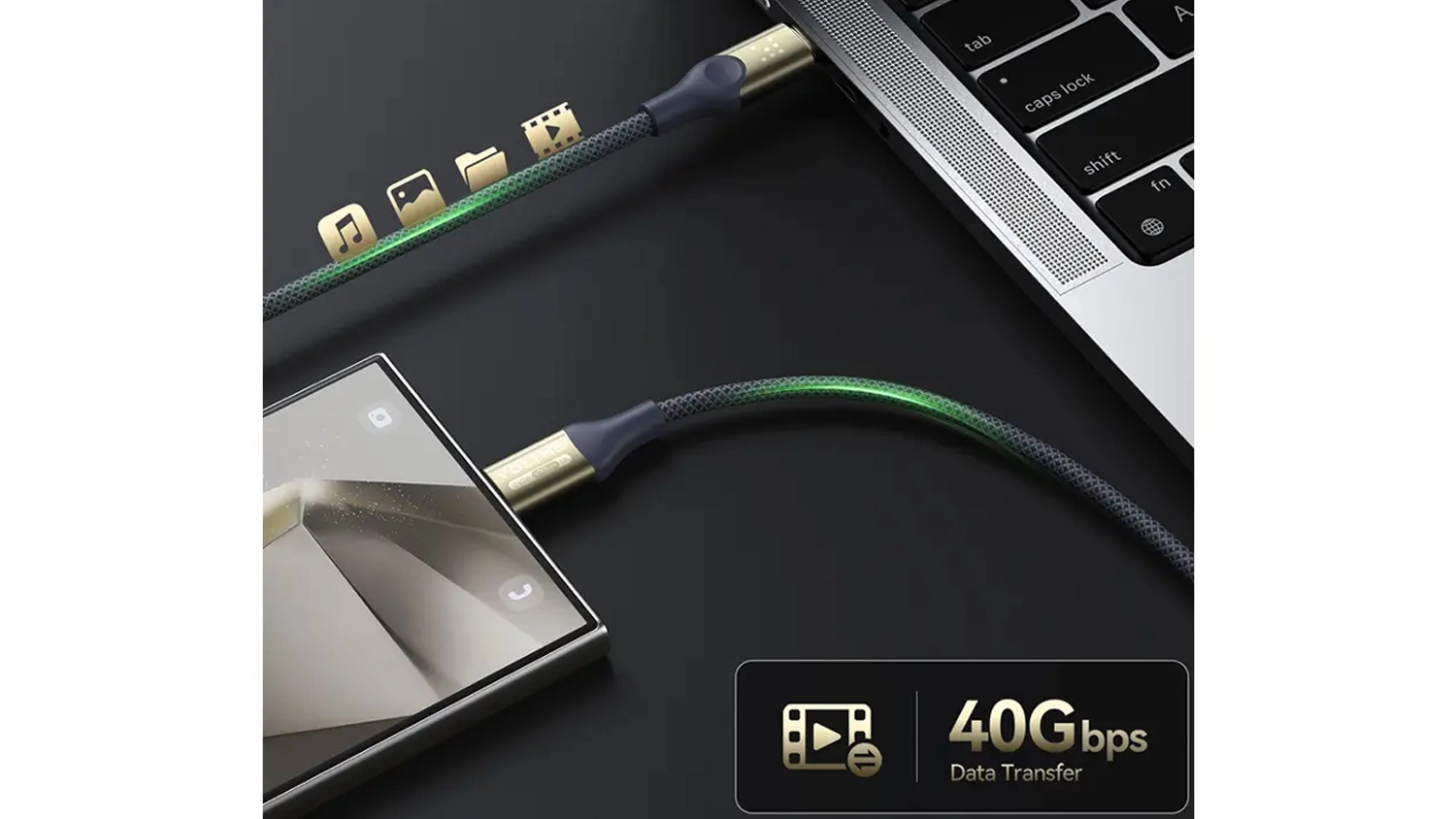 Kabel VOLTME Powerlink Utron 5A/240W 2m připojený k notebooku a externímu zařízení demonstrující vysokorychlostní přenos dat