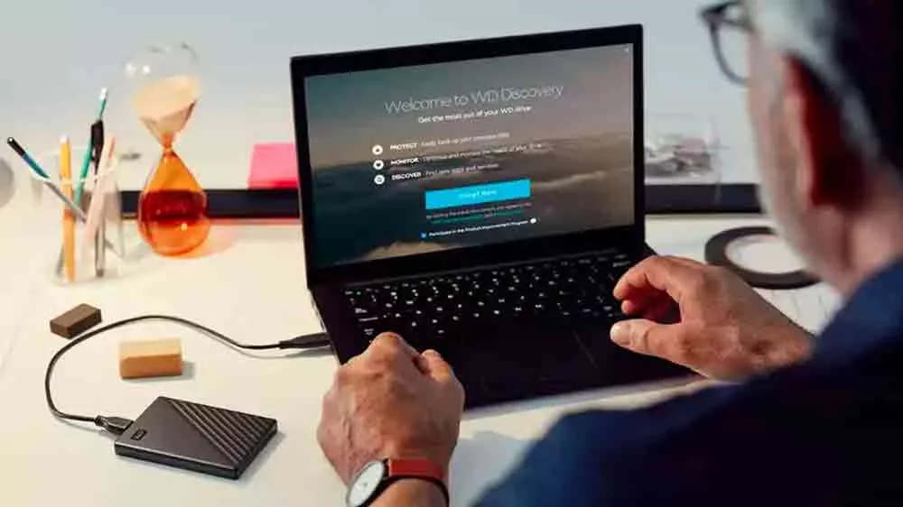 Externí HDD WD My Passport připojený k notebooku_02