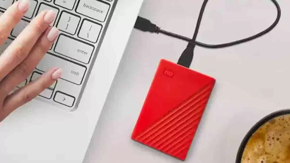 Extern&iacute; HDD WD My Passport připojen&yacute; k notebooku_04