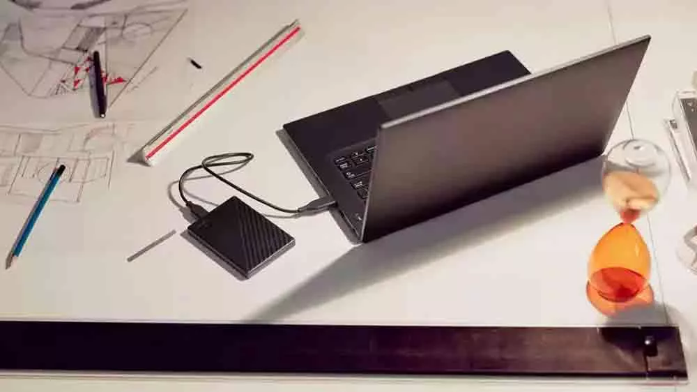 Extern&iacute; HDD WD My Passport připojen&yacute; k notebooku_04