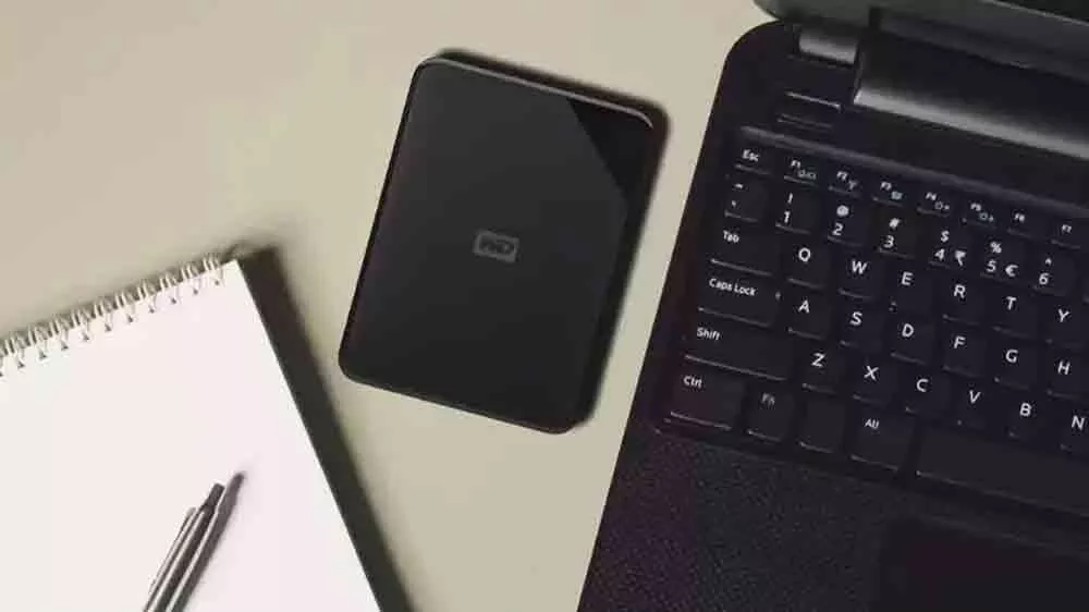 Externí pevný disk WD Elements SE vedle notebooku_02