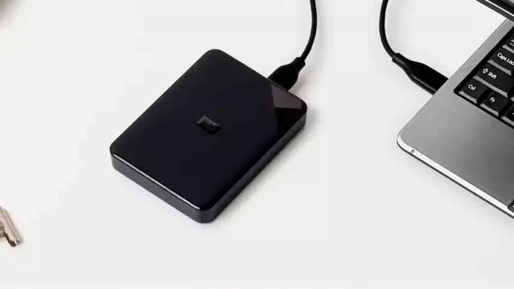 Externí pevný disk WD Elements SE připojený k notebooku_04