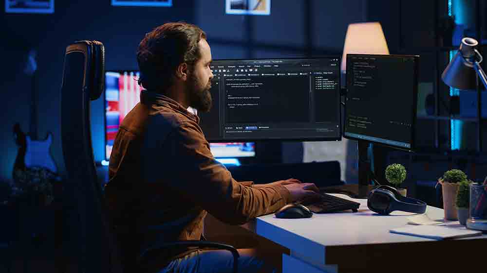 Programátor u svého počítače_04