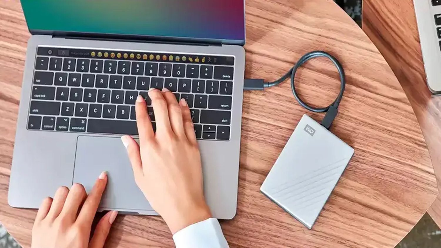 Externí HDD WD My Passport Ultra for Mac připojený k notebooku