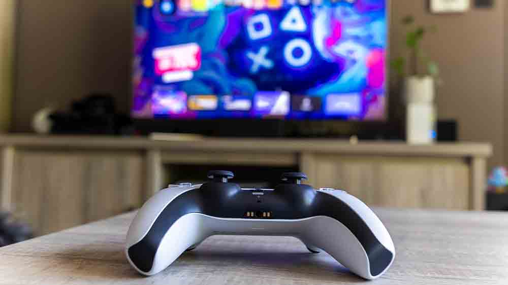 Ovladač na herní konzoli na stole_05